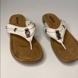 Minnetonka Genuine Leather White Silver Sandal